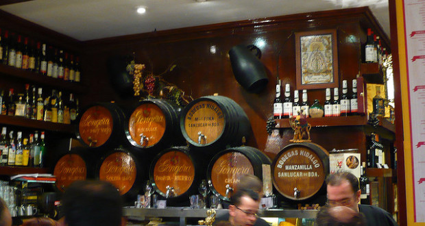 Sherry-Fässer in Tapas-Bar