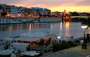 Río Guadalquivir (Fluss) im Sonnenuntergang
