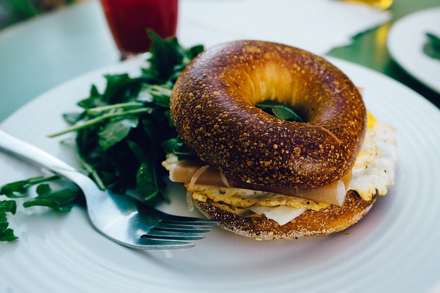 Bagel zum Frühstück (Retrieved from Pixabay - JayMantri)