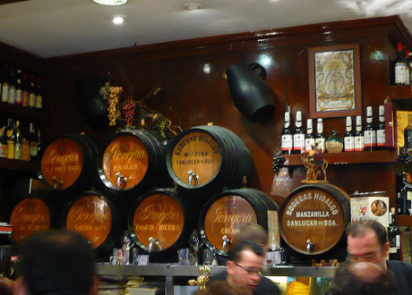 Sherry-Fässer in Tapas-Bar