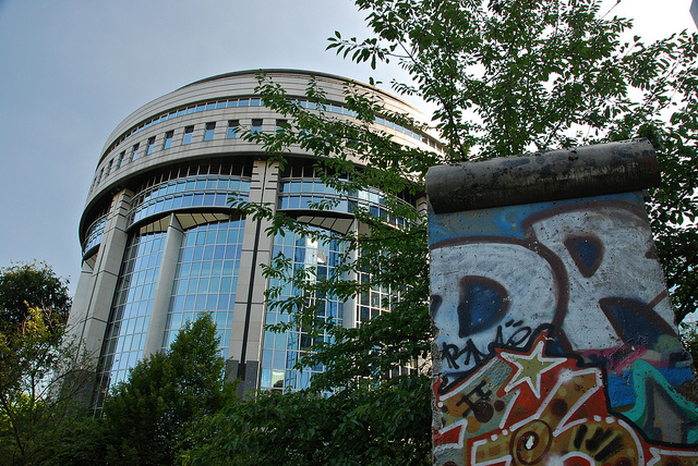Ein Teil der Berliner Mauer wurde in Brüssel nahe des Parlaments aufgestellt (retrieved from: flickr - Stephane Mignon)