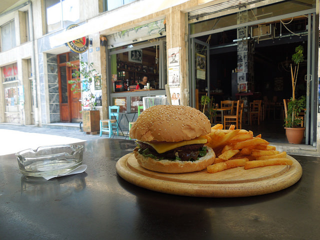 Auch in Athen gibt es westliches Fastfood (flickr - ☮)