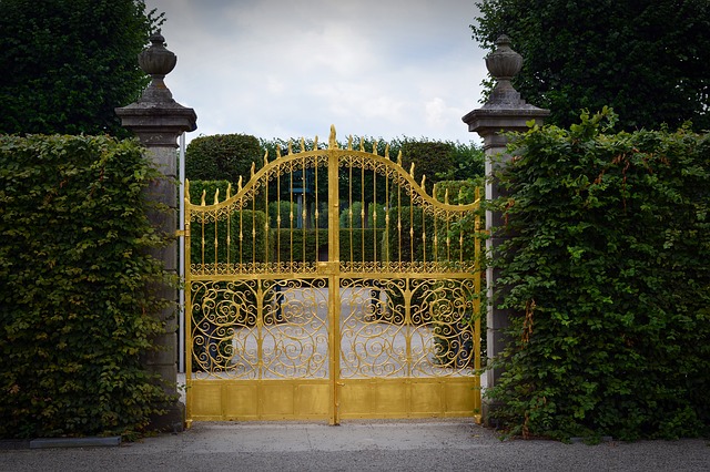 Goldene Pforte der Herrschaftsgärten (retrieved from: pixabay - bernswaelz)